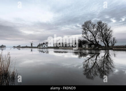 Reflexionen im Fluss bei Thurne an einem grauen Morgen Stockfoto