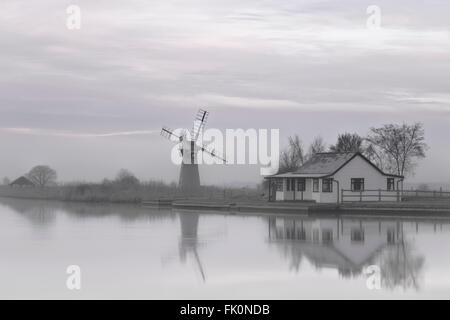 Möchten Sie über den Fluß Yare St Bennets Mill an einem nebligen Wintermorgen Stockfoto