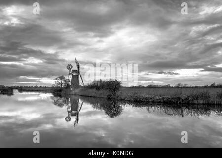 Turf Moor Mühle spiegelt sich in den ruhigen Gewässern des Flusses Ant wie Hill. Stockfoto