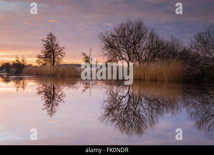 Reflexionen im Fluss Ameise wie Hill an einem Winter-Morgen. Stockfoto