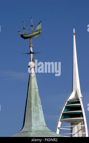 AJAXNETPHOTO. PORTSMOUTH, ENGLAND. -WINDRICHTUNG - WETTERFAHNE IN FORM EINES ALTEN GALEONE AUF WOHNTURM IM ALTEN PORTSMOUTH.MILLENIUM SPINNAKER TOWER IM HINTERGRUND.  FOTO: JONATHAN EASTLAND/AJAX REF: 72211 501 Stockfoto