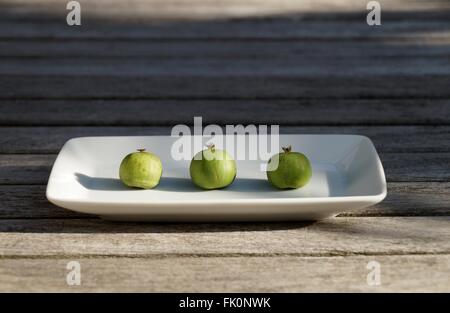 Baby Kiwi Beeren "Schnitt Mischpflanzungen" auf einem Holztisch Stockfoto