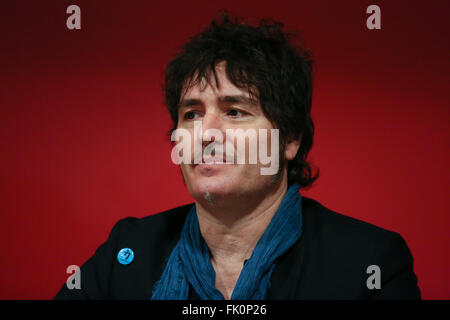 Turin, Italien. 4. März 2016. Enrico Salvi "Drigo" des italienischen Rock band Negrita, ihre Fans zu treffen und unterzeichnet die Alben "9 Live & Live" in Feltrinelli Buchhandlung. © Elena Aquila/Pacific Press/Alamy Live-Nachrichten Stockfoto