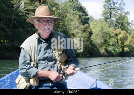 Porträt von ehemaliger senior glücklich verbringen Zeit auf dem Wasser fischen. Stockfoto