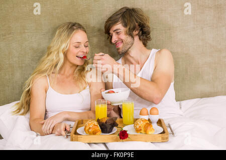 Nettes Paar mit Frühstück im Bett Stockfoto