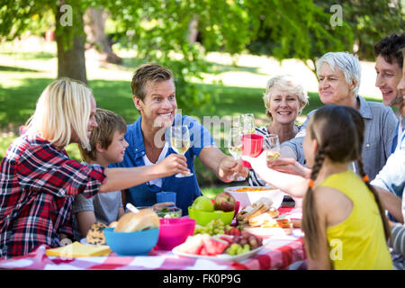 Familie und Freunde mit einem Picknick Stockfoto