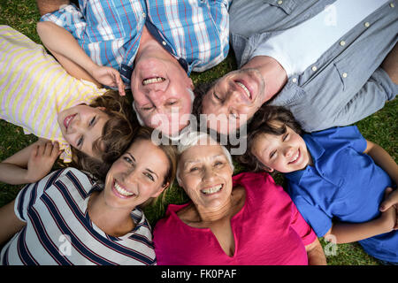 Lächelnde Familie liegen in der Wiese Stockfoto
