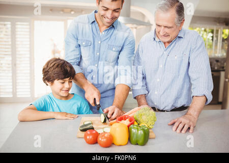 Mann Hacken Gemüse mit Sohn und Vater Stockfoto