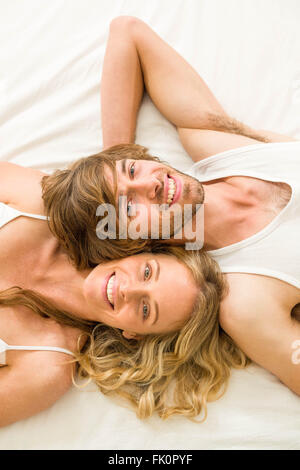 Nettes Paar im Bett liegen und Blick in die Kamera Stockfoto
