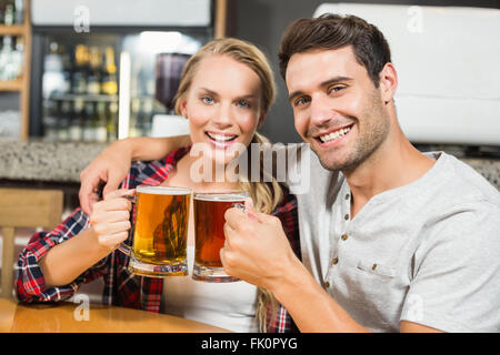 Paar, toasten mit Bier Stockfoto