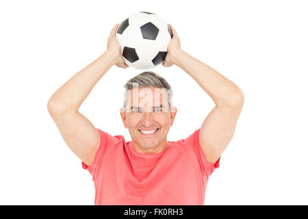 Lächelnder Mann halten Fußball Stockfoto