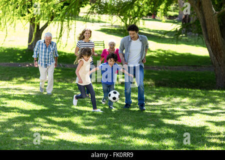 Lächelnde Familie Fußball spielen Stockfoto