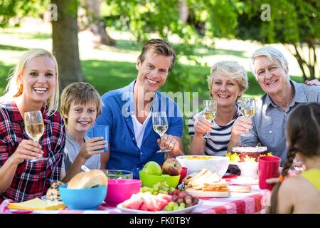 Familie und Freunde mit einem Picknick Stockfoto