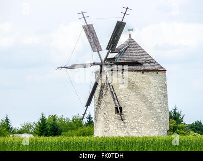 Einer alten Schrot Windmühle in einem Weizenfeld in Ungarn Stockfoto