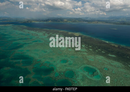 Antenne - tolles Meer Riff mit Blick auf Labasa, Northern Division. Stockfoto