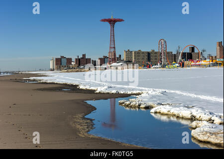 Coney Island Beach in Brooklyn, New York nach einem großen Schneesturm. Stockfoto