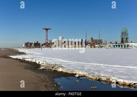 Coney Island Beach in Brooklyn, New York nach einem großen Schneesturm. Stockfoto