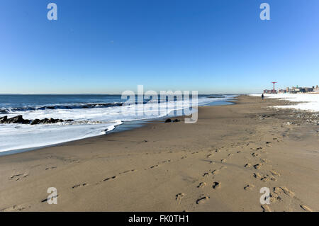 Coney Island Beach in Brooklyn, New York nach einem großen Schneesturm. Stockfoto