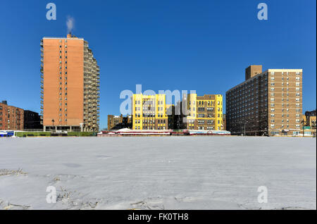 Coney Island Beach in Brooklyn, New York nach einem großen Schneesturm. Stockfoto