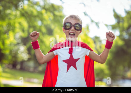 Kleiner Junge als Superman verkleidet Stockfoto