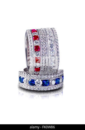 Rot weiß und blau Set von Diamant- und Edelstein Ringe gestapelt Rubin und Saphir. Isoliert auf weißem Hintergrund Stockfoto
