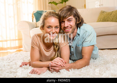 Süßes Paar auf dem Teppich liegend Stockfoto