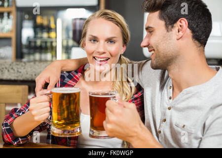 Paar, toasten mit Bier Stockfoto