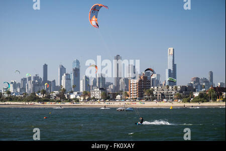 Kitesurfer am St. Kilda Beach in Melbourne, Australien. Stockfoto