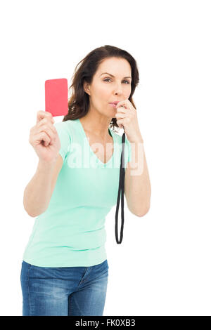 Reife Frau bläst Pfeifen und halten rote Karte Stockfoto