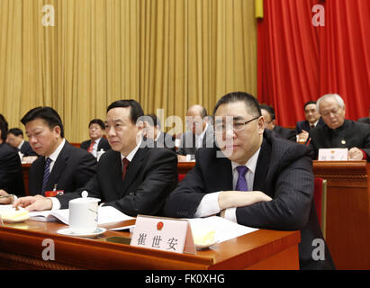 Peking, China. 5. März 2016. Fernando Chui Sai auf (1. R, vorne), Chief Executive der Sonderverwaltungszone Macao, besucht der Eröffnungssitzung der vierten Tagung der 12. nationalen Volkskongresses in der großen Halle des Volkes in Peking, Hauptstadt von China, 5. März 2016. Bildnachweis: Ju Peng/Xinhua/Alamy Live-Nachrichten Stockfoto