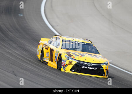 Las Vegas, NV, USA. 3. März 2016. Las Vegas, NV - 3. März 2016: Kyle Busch (18) Praktiken für die Kobalt-400 auf dem Las Vegas Motor Speedway in Las Vegas, NV. Bildnachweis: Csm/Alamy Live-Nachrichten Stockfoto
