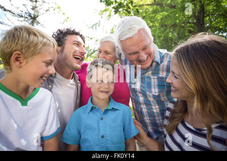 Lächelnde Familie stehen und lachen Stockfoto