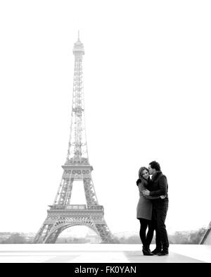 Jung und in Liebe Brünette Pärchen vor Eiffelturm, Paris, Trocadero mit Blick auf die Stadt während des Tages - umarmt Stockfoto