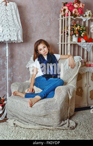 Süßes Mädchen traurig Teenager sitzen auf einem Stuhl in ihrem Zimmer. Stockfoto