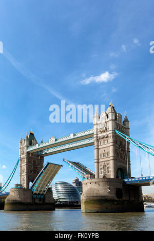 Blick auf Tower Bridge London aus St. Catherines Dock.  Der Oberbürgermeister Rathaus kann durch die offene Brücke gesehen. Stockfoto