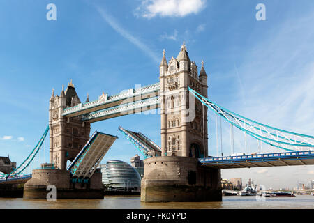 Blick auf Tower Bridge London aus St. Catherines Dock.  Der Oberbürgermeister Rathaus kann durch die offene Brücke gesehen. Stockfoto