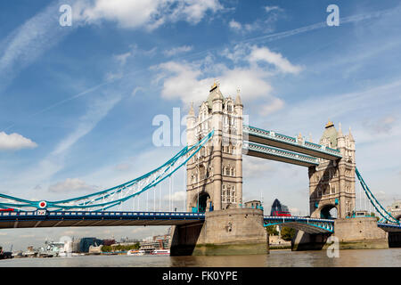 Weitwinkelaufnahme der Tower Bridge London mit roten Doppeldecker-Bus in der Mitte der Brücke. Stockfoto