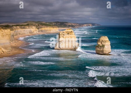 Die Felsnadeln, bekannt als Gog & Magog, in der Nähe der Gibson-Schritte und die 12 Apostel in Port Campbell National Park, Victoria. Stockfoto