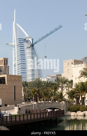 Dubais Symbol Burj Al Arab Hotel fotografiert zusammen mit Baukran Stockfoto