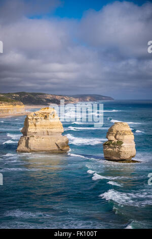 Die Felsnadeln, bekannt als Gog & Magog, in der Nähe der Gibson-Schritte und die 12 Apostel in Port Campbell National Park, Victoria. Stockfoto