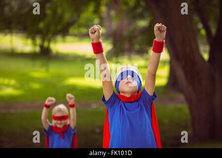 Bruder und Schwester, die vorgibt, Superheld Stockfoto