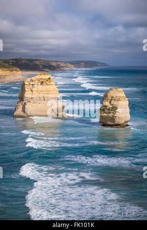 Die Felsnadeln, bekannt als Gog & Magog, in der Nähe der Gibson-Schritte und die 12 Apostel in Port Campbell National Park, Victoria. Stockfoto