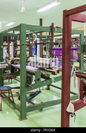 Alten Webstuhl Maschine in der Seidenweberei Fabrik. Stockfoto
