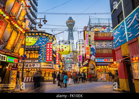 Osaka, Japan - 4. Januar 2016: Tsutenkaku ist ein Turm und eine bekannte Sehenswürdigkeit von Osaka, Japan. Stockfoto