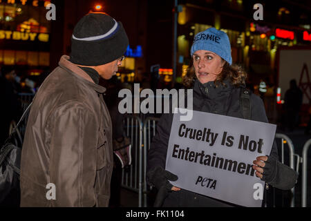 Brooklyn, USA. 4. März 2016. Tierrechte Aktivisten, die Förderung der Öffentlichkeit an den Zirkus, das Ende von Tierquälerei und die Freigabe der eingesperrten Tiere durchgeführt durch die Ringling Bros. und Barnum & Bailey Zirkus Kredit zu unterstützen: Erik Mc Gregor/Pacific Press/Alamy Live News Stockfoto