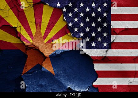 Flagge von Arizona und USA auf rissige Wand gemalt Stockfoto