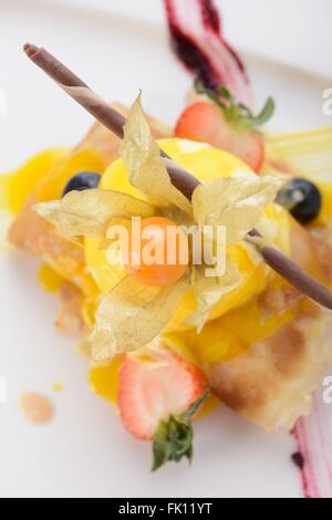 Mango-Crêpe mit Eis und Physalison oben Stockfoto