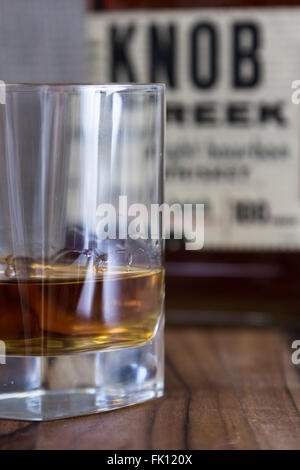 Boulder City Nevada - 28. Dezember: Studioaufnahme von einem Glas mit Whiskey und eine erkennbare Bezeichnung für Knob Creek dahinter Dezem Stockfoto