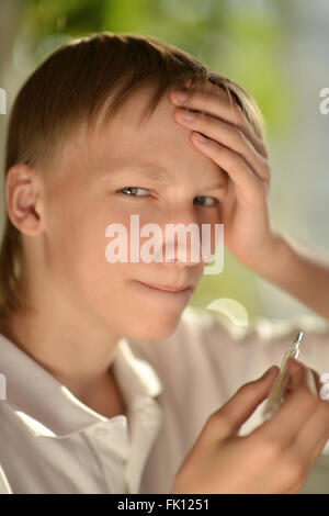 Kleiner Junge fühlt sich krank Stockfoto