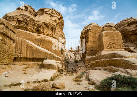 Geschnitzten Gräber und Grotten in den Siq Durchgang zum Eingang von Petra, Haschemitischen Königreich Jordanien, Naher Osten. Stockfoto